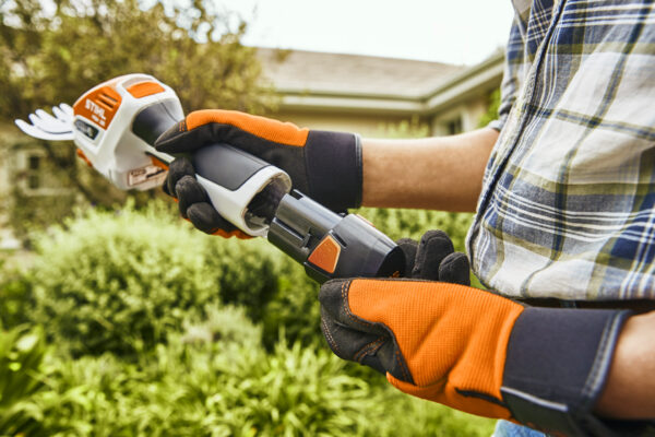 Podador de arbustos a bateria HSA 26 com Bateria + Carregador STIHL