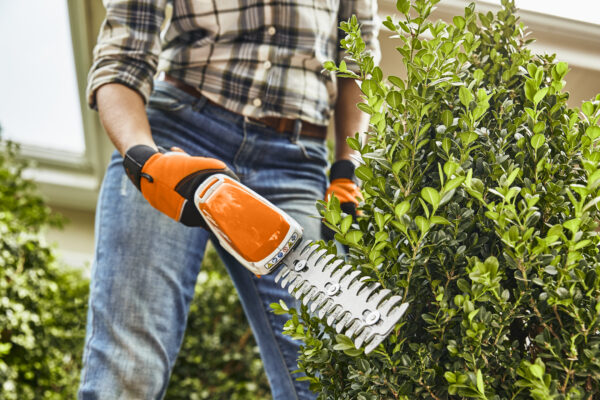 Podador de arbustos a bateria HSA 26 com Bateria + Carregador STIHL