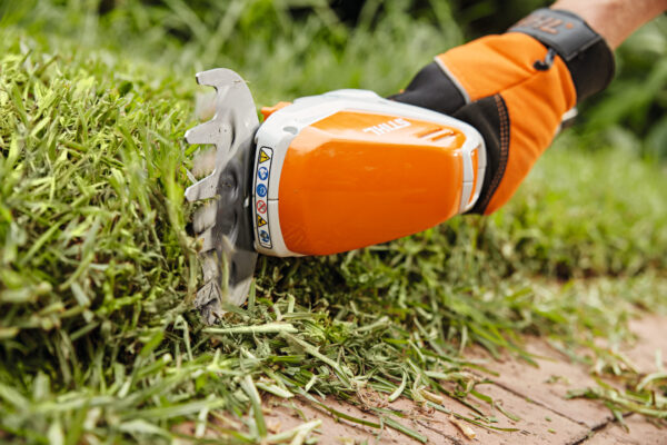 Podador de arbustos a bateria HSA 26 com Bateria + Carregador STIHL